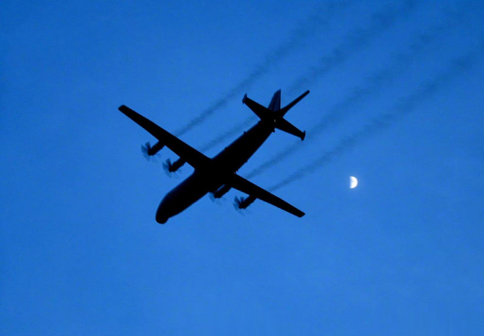 美！#海军航空兵跨昼夜飞行训练掠影#近日，南部战区海军航空兵某团开展跨昼夜飞行训