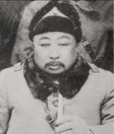一天，吴俊升正春风得意，在奉天小河沿柳堤试马。突然，旁边却走来一个衣衫褴褛的妇人