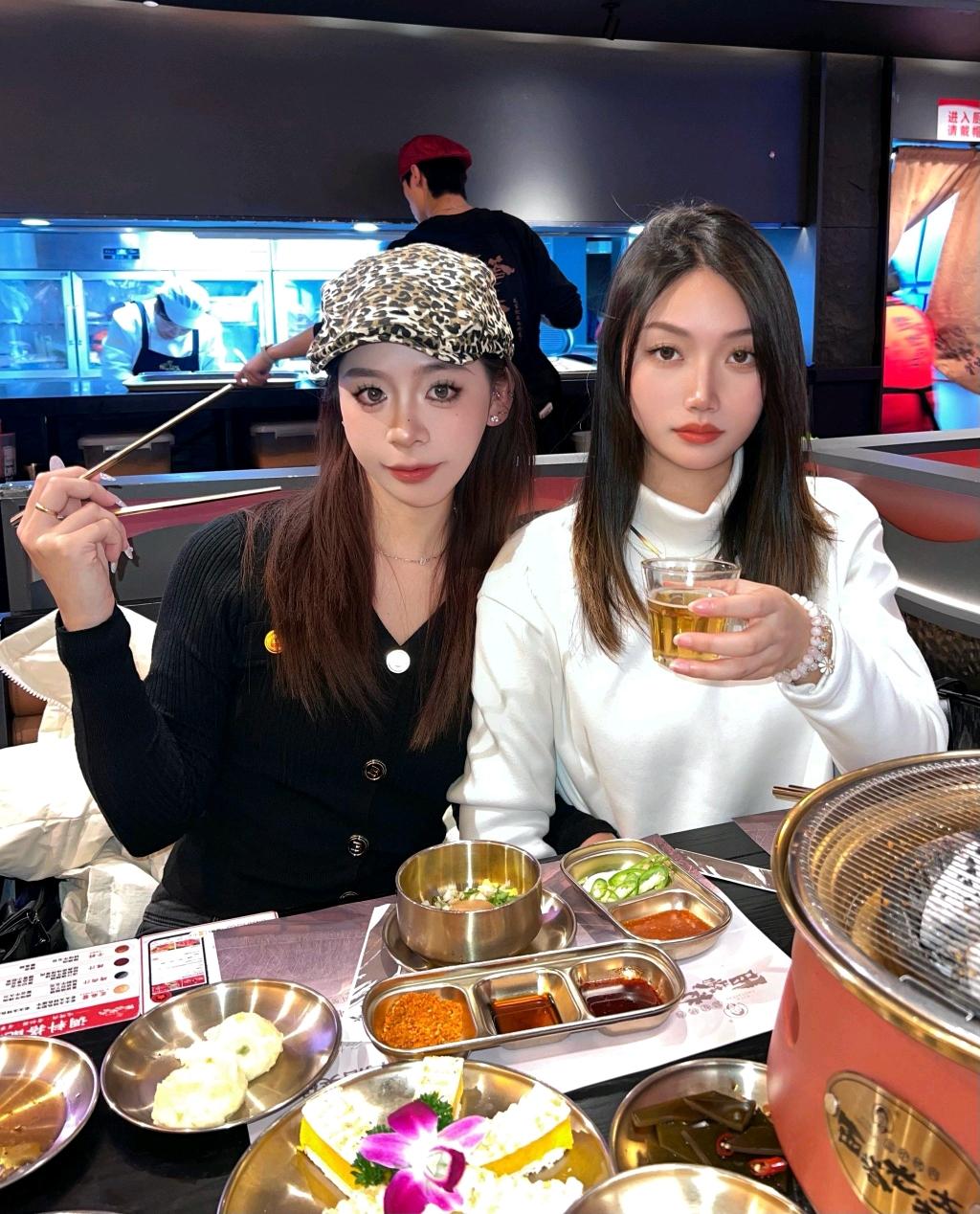 山东，一名女子正在和闺蜜在外面一起吃烤肉，没想到却被一旁的大叔一直追着要联系方式