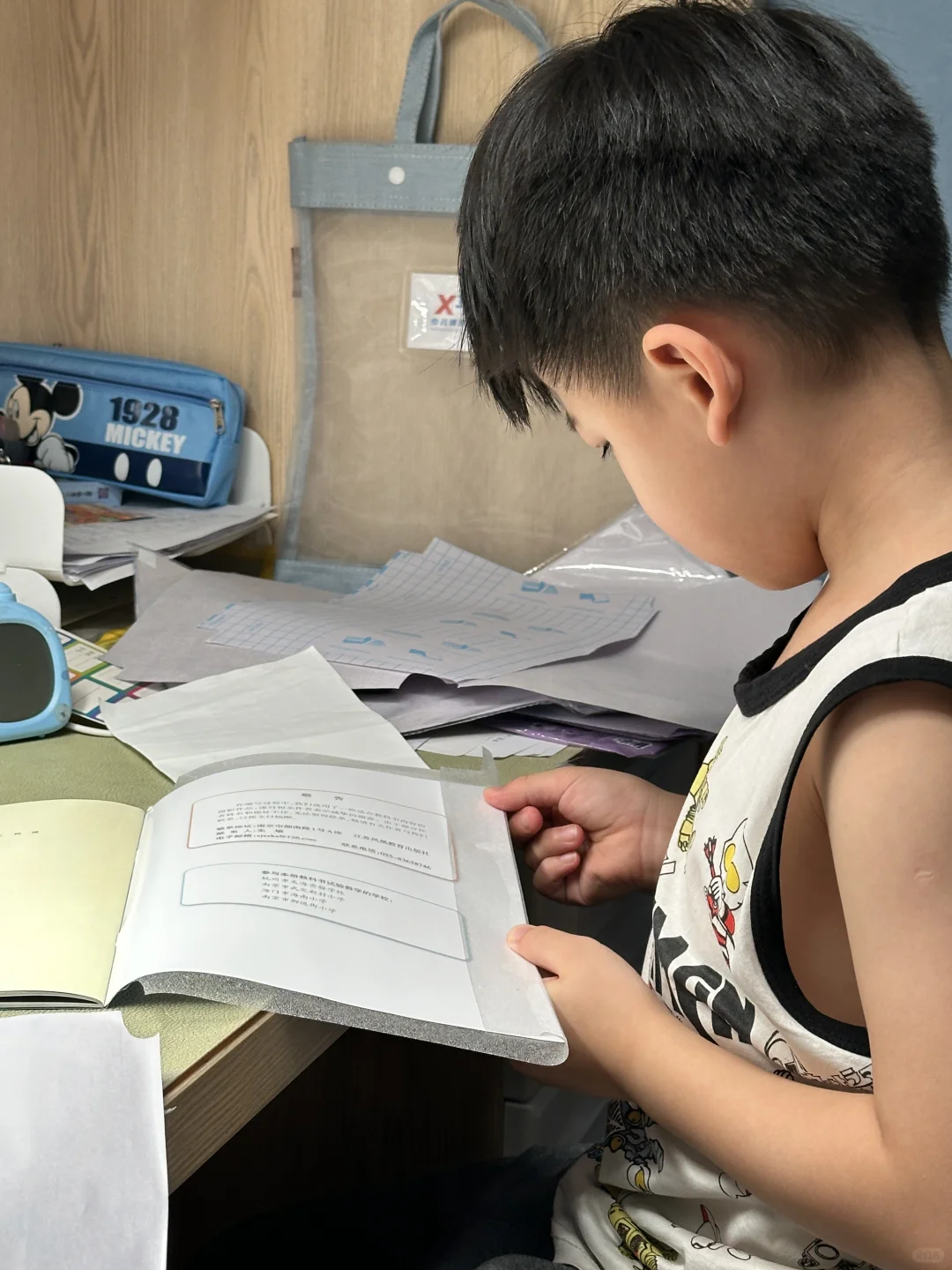 全国的小学生今晚是不是都在包书皮？
