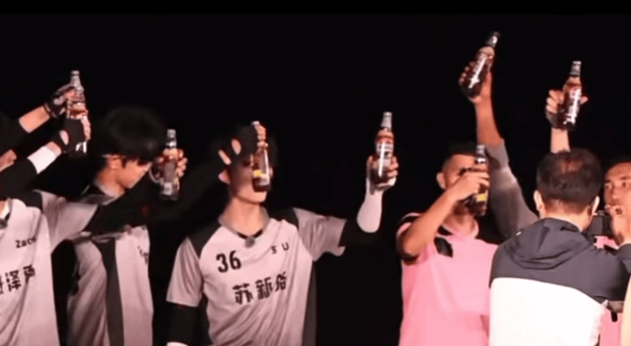 我本没想和谁结伴的，但成长的路上我遇到你太多次了，那我们就一起走吧。就像这杯可乐