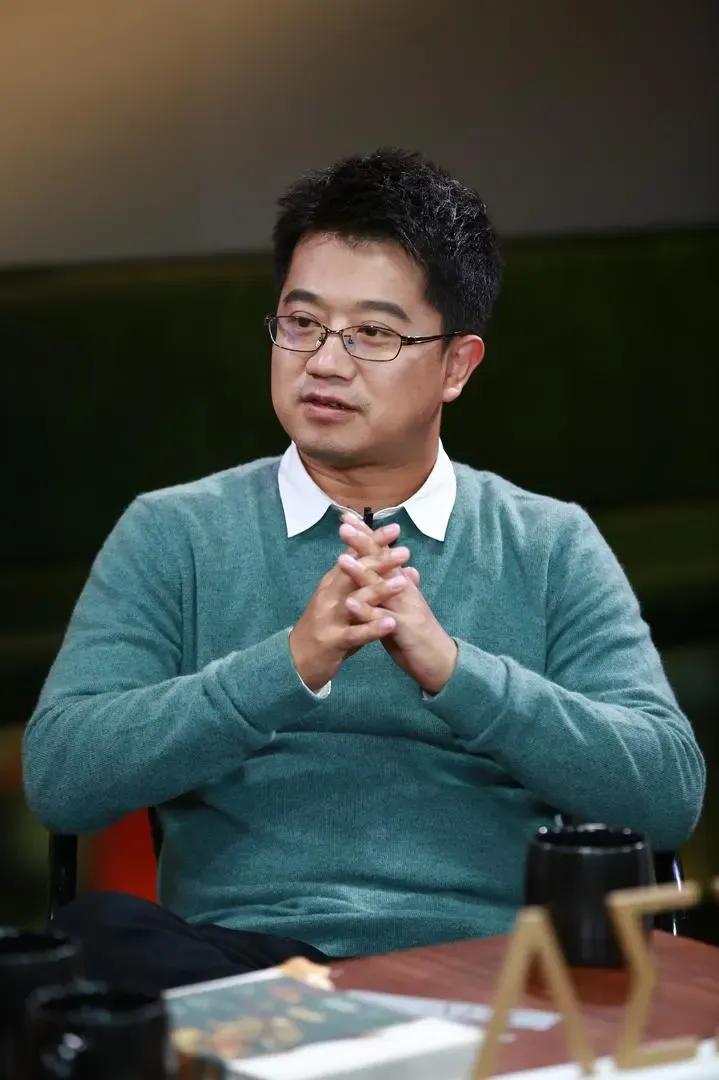 马伯庸明显比当年明月活得更通透、更睿智。马伯庸一旦小说有了起色，就辞职专心写作了