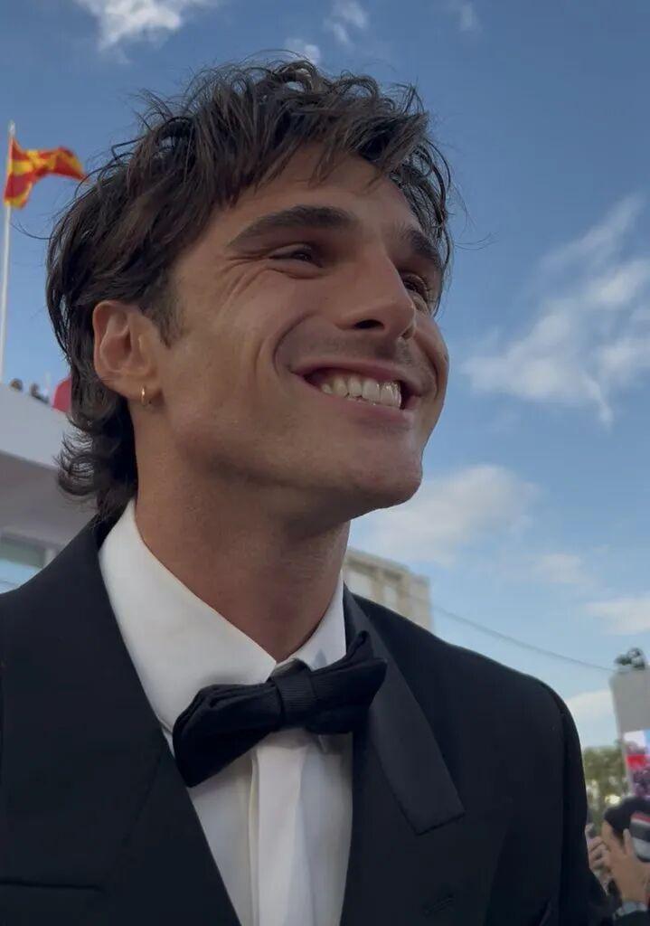 Jacob Elordi 在威尼斯电影节上给粉丝签名，露出了清澈的笑容，喜欢 J