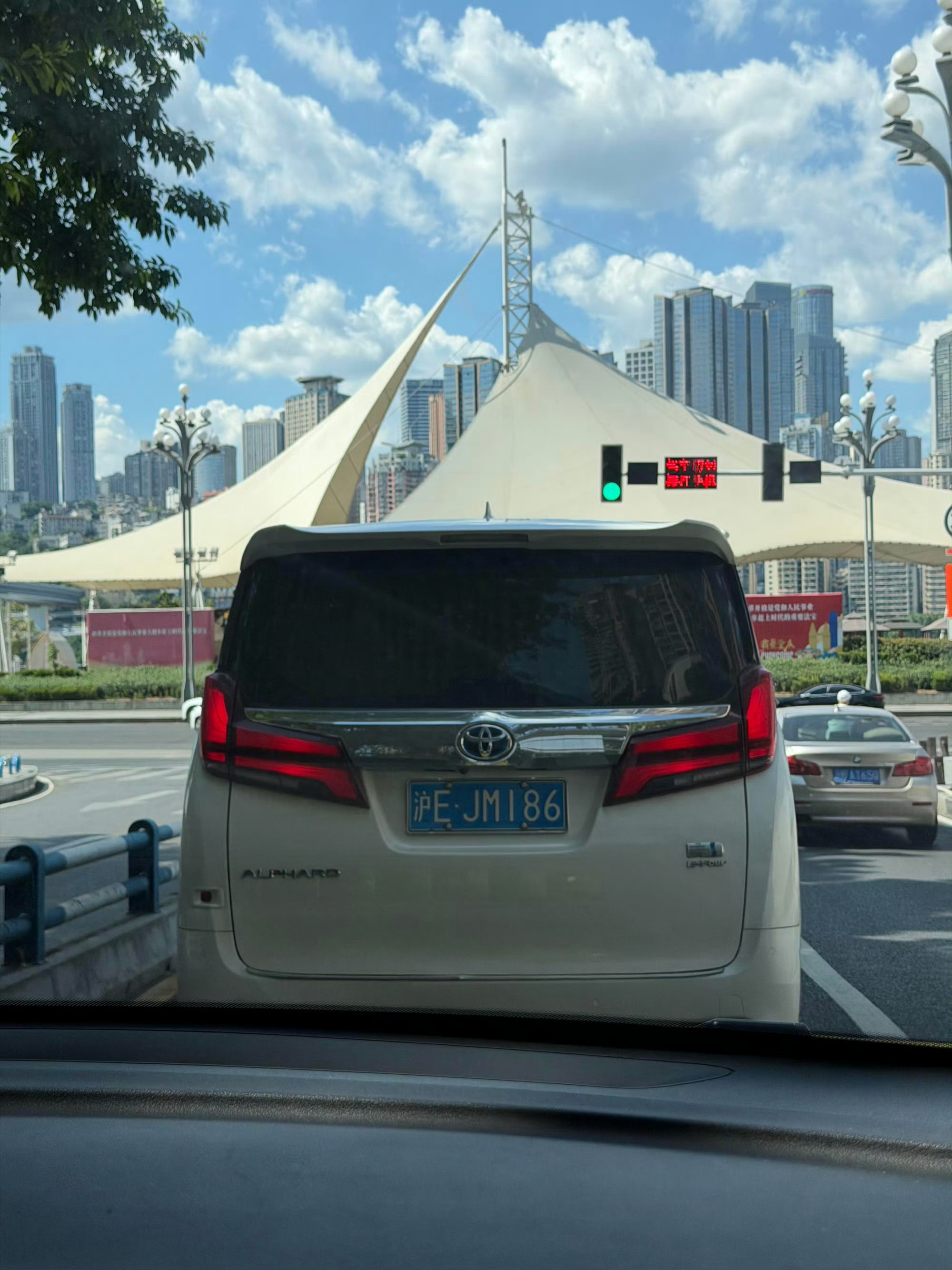 鞠婧祎的车开到长江国际了姐妹们快看！鞠婧祎的车真开到长江国际了！这波次元壁破得我