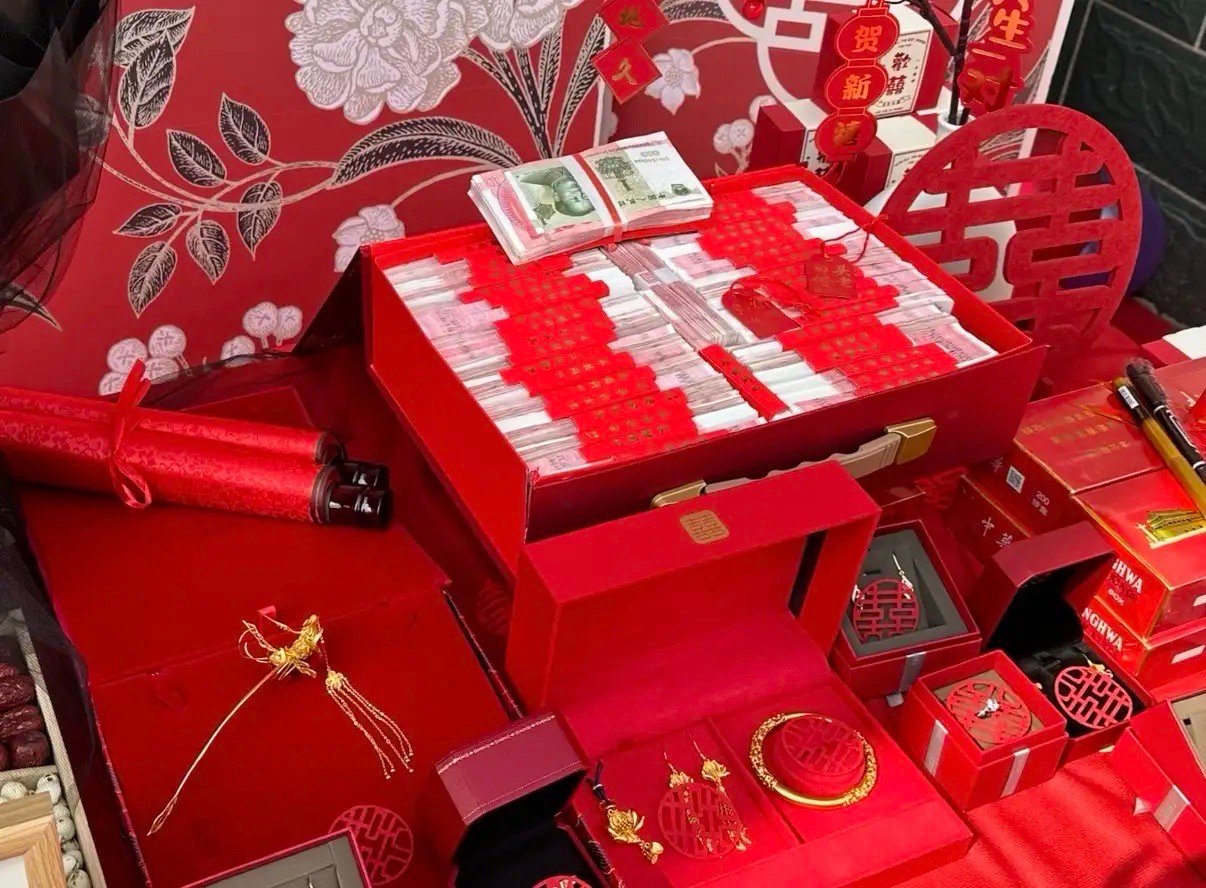 一男子因拿不出28万彩礼，和处了四年的女友分手后，很快和另一个姑娘成了家。没料到