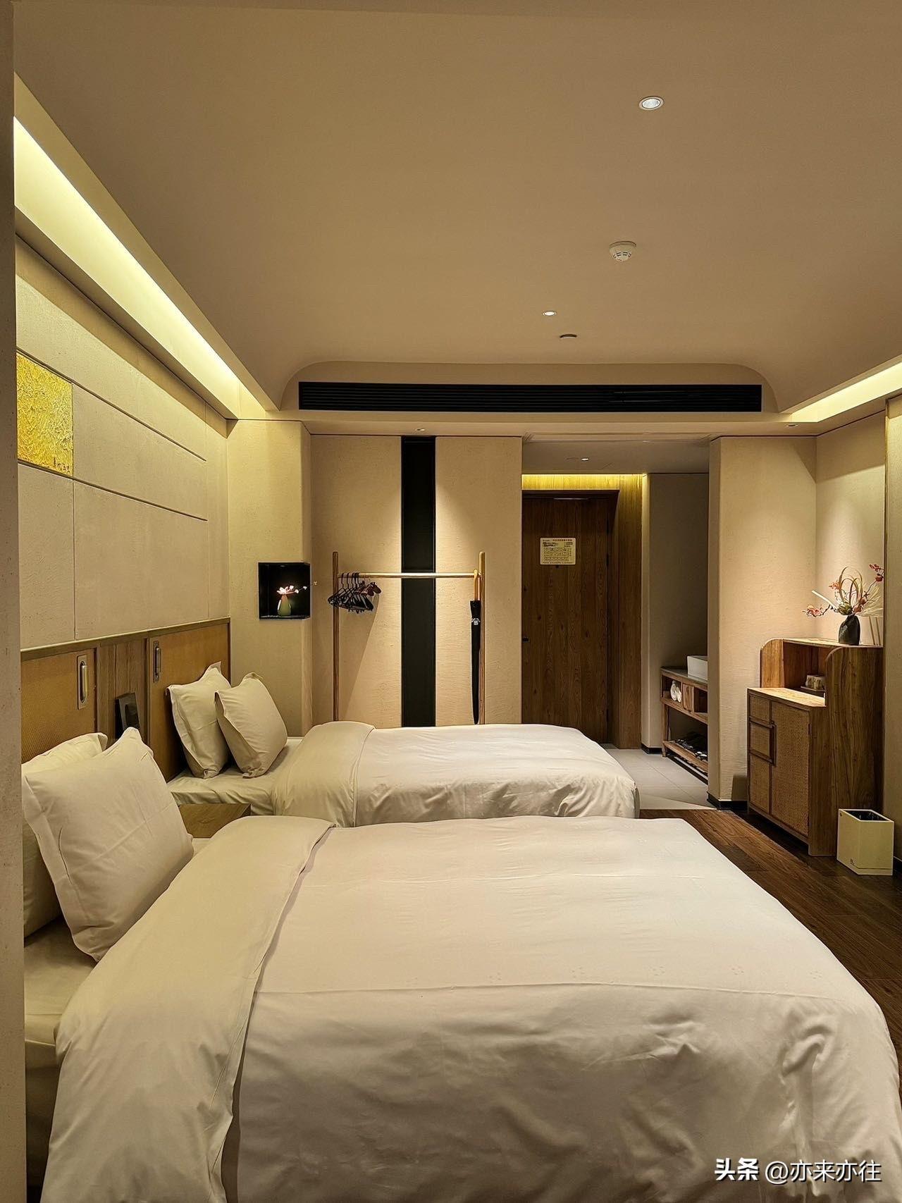 当你住酒店时，发现床上的床罩被撤走、被子被特意掀开一个角，甚至枕头也调整了位置，