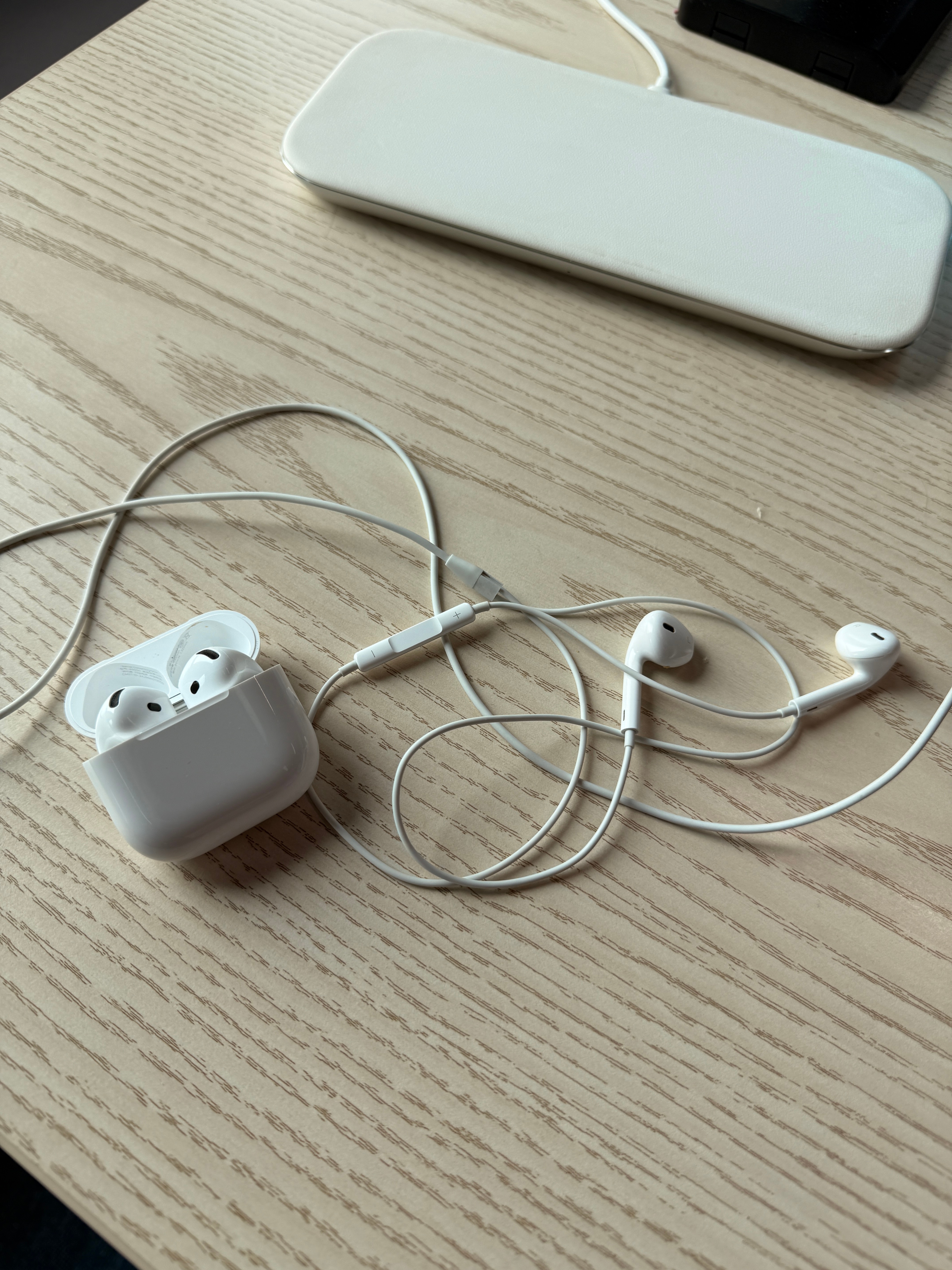 有线耳机穿搭火了现在谁出门还带有线耳机一堆线不麻烦吗