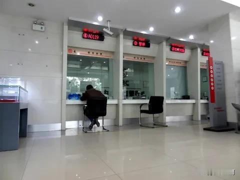开一个窗口
坐一大厅人#银行的人真闲# #我到银行排队了#