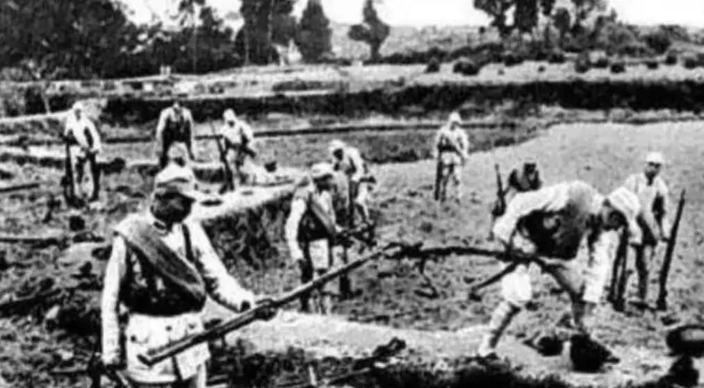 1945年，新四军战士李福兴在清理战场时，眼尖地发现一具日军尸体上挂着一把步枪。