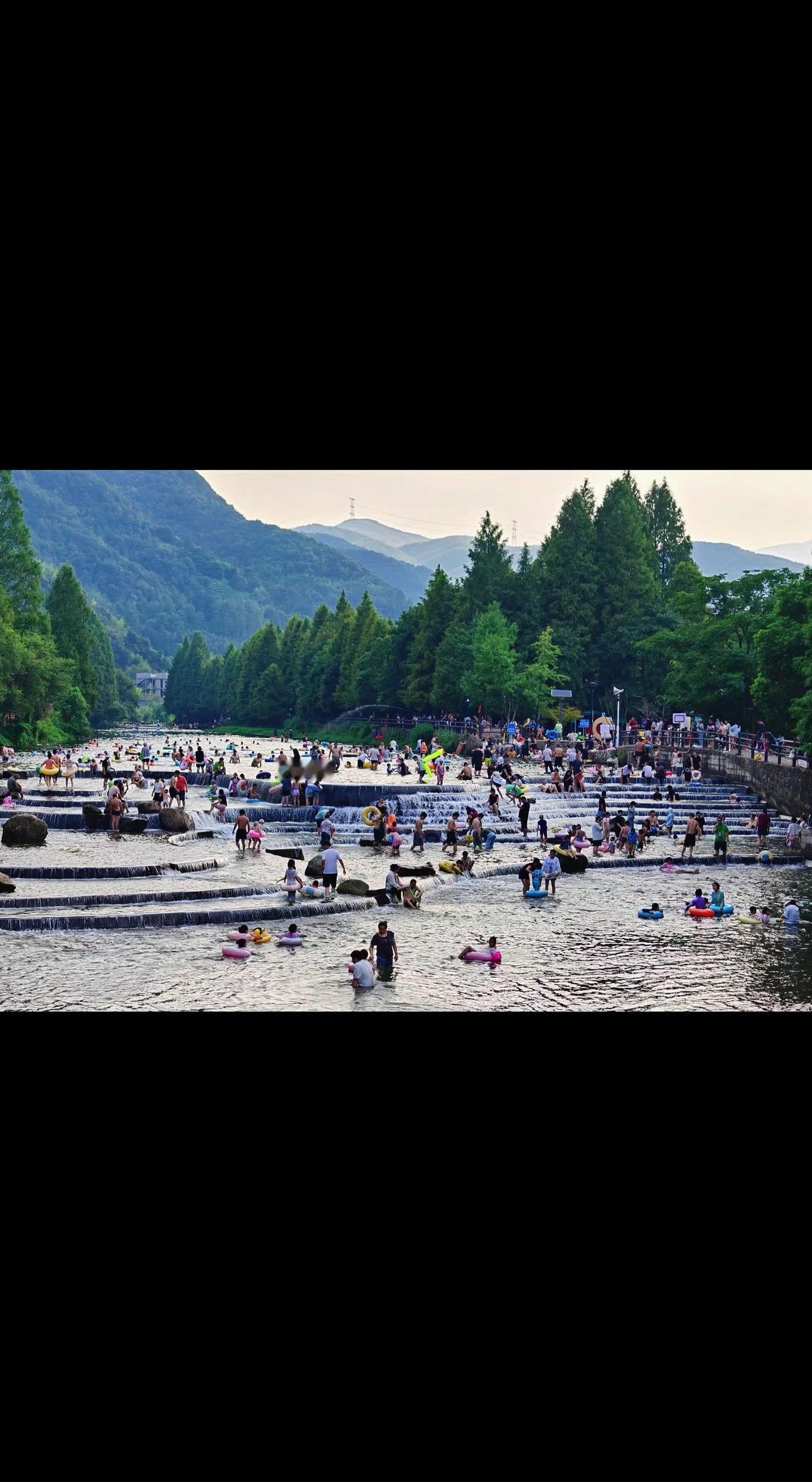 📸 山风把夏天揉碎在溪水里🌊 人群是流动的星子✨ 此刻才懂——热闹是人间的糖