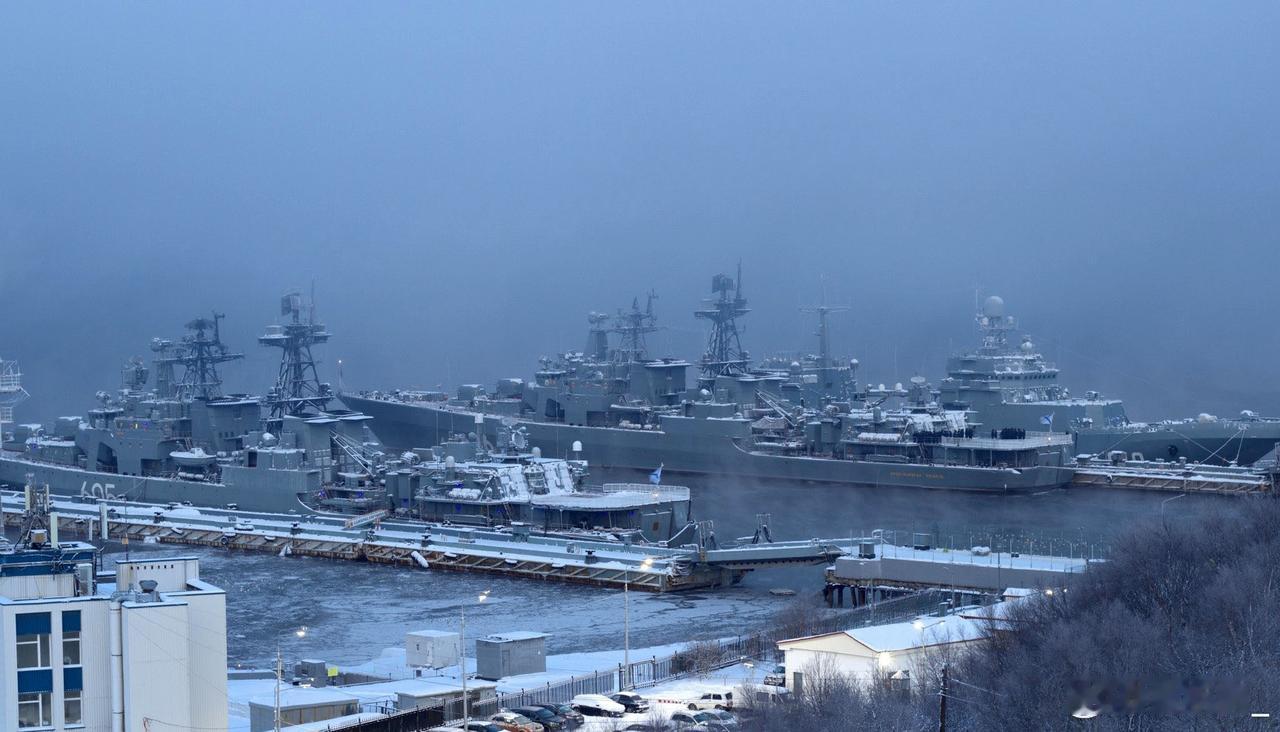 2026年元旦俄罗斯北方舰队的北莫尔斯克军港，看画面就觉得冷，寥寥数舰场面十分冷