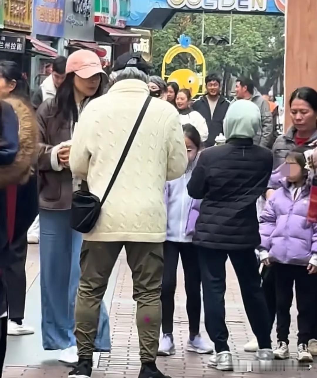 蜜雪冰城赢大了！

2026年一开始郭晶晶带孩子排队买蜜雪冰城，并且霍震霆开心喝