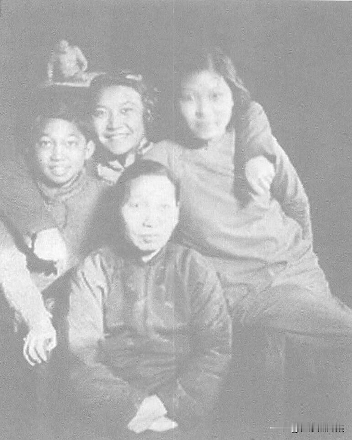 上世纪，梁启超第二夫人王桂荃和子女合影。后排左起：梁思礼，梁思懿，梁思宁。王桂荃