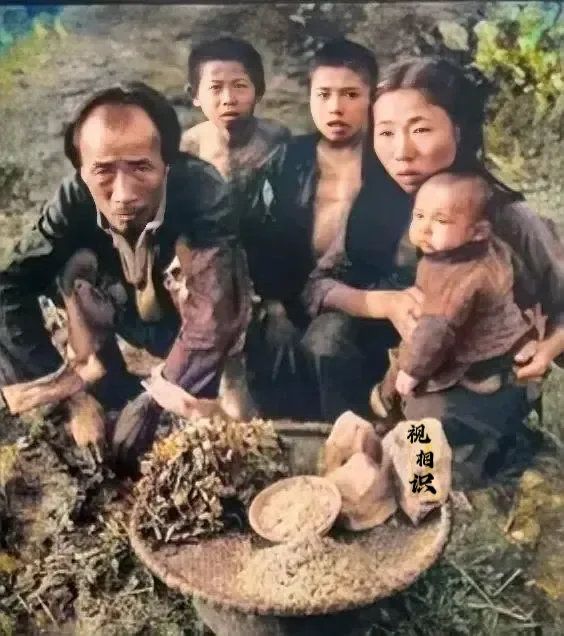 1946年，湖南遭遇了一场严重的饥荒，一户灾民家庭向镜头展示了他们一家...