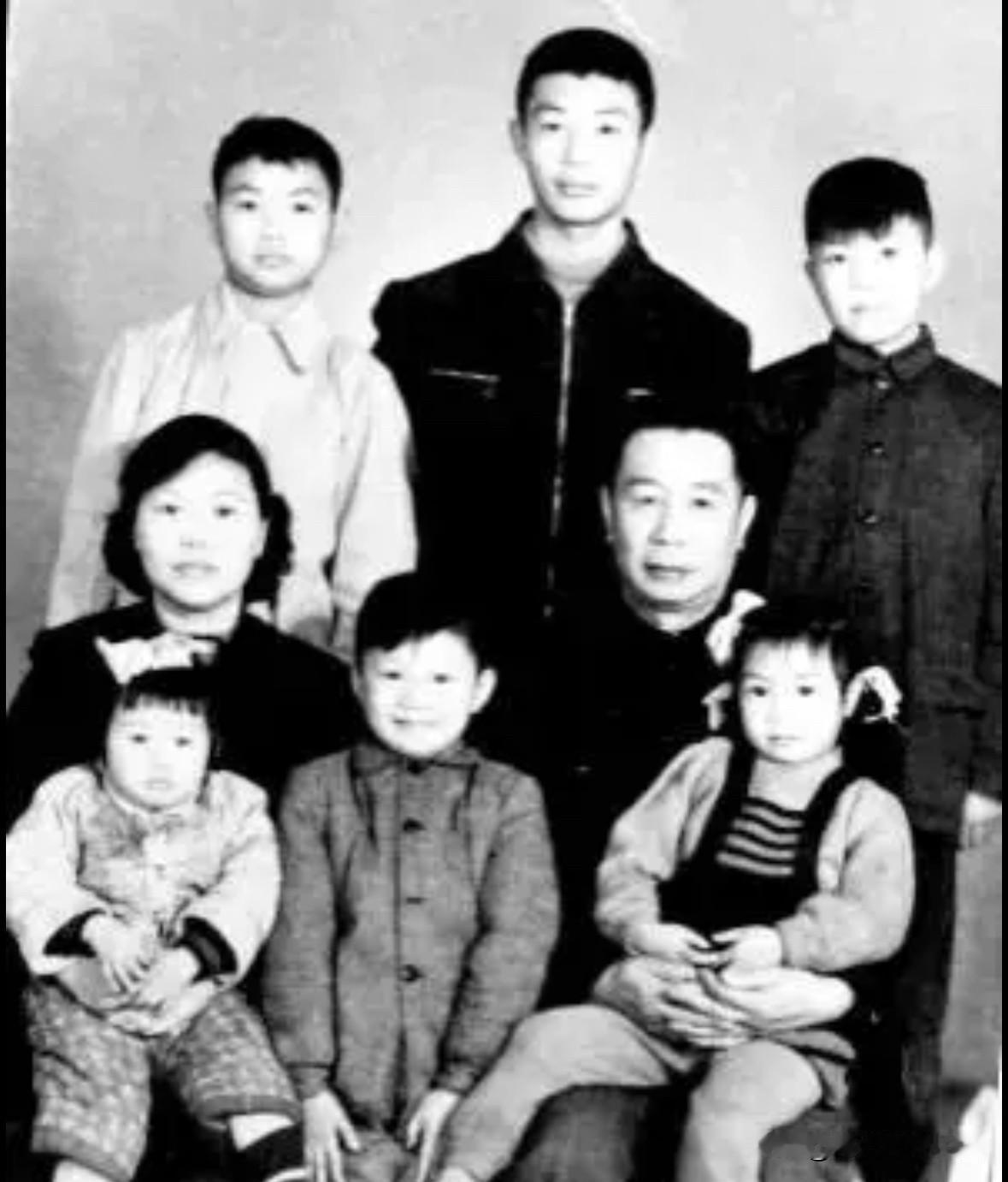 这是上世纪50年代，开国上将陈士榘与夫人范淑琴及六名子女的全家福合影。
陈士榘上