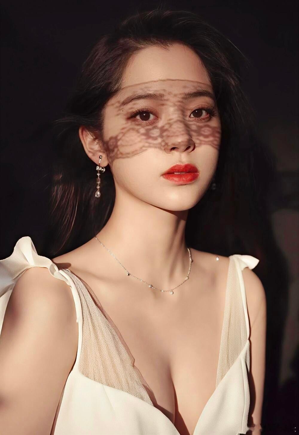 欧阳娜娜~一个喜欢吊带低胸🐻装的自信女生，还是有点东西的。 