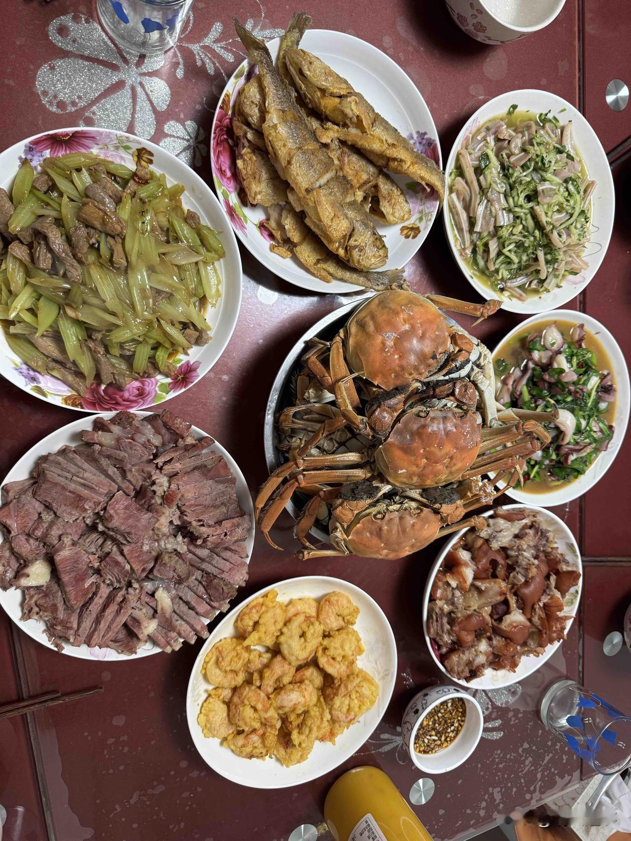 饭桌旁的人间烟火

盯着满桌菜发了会儿呆，突然觉得日子的甜，全藏在这种热热闹闹的