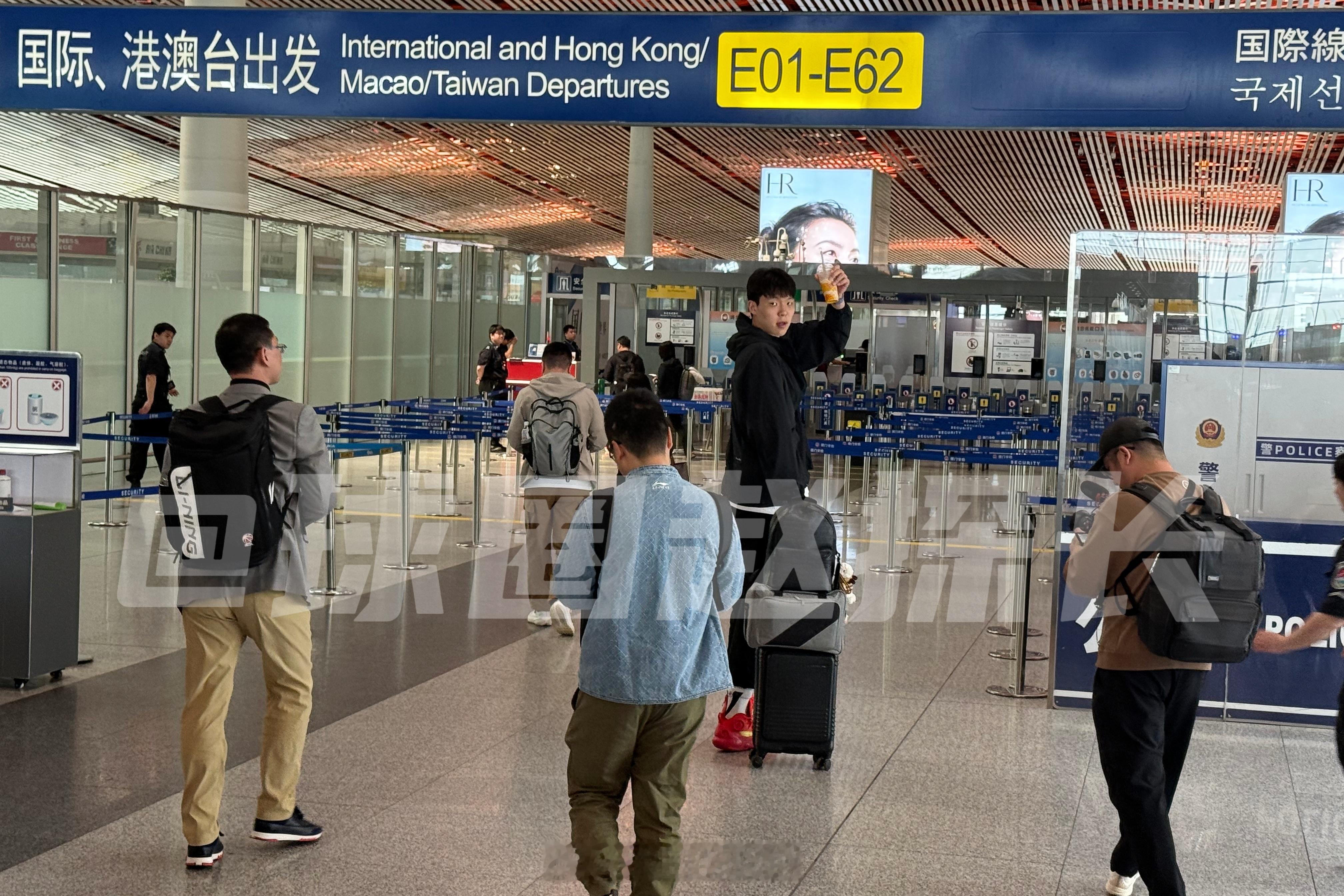 杨瀚森出发赴美准备NBA选秀 出发了小杨，加油！​​​