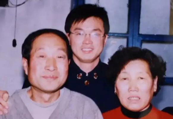 1997年，19岁战士为救人而牺牲，父母几度昏厥，可谁料20年后，战士母亲病逝，