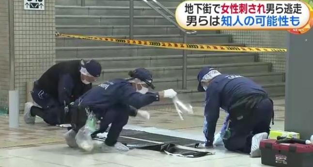 太猖狂！日本东京，一名60岁中国阿姨在闹市中行走，两名歹徒却毫无顾忌，当街对这名