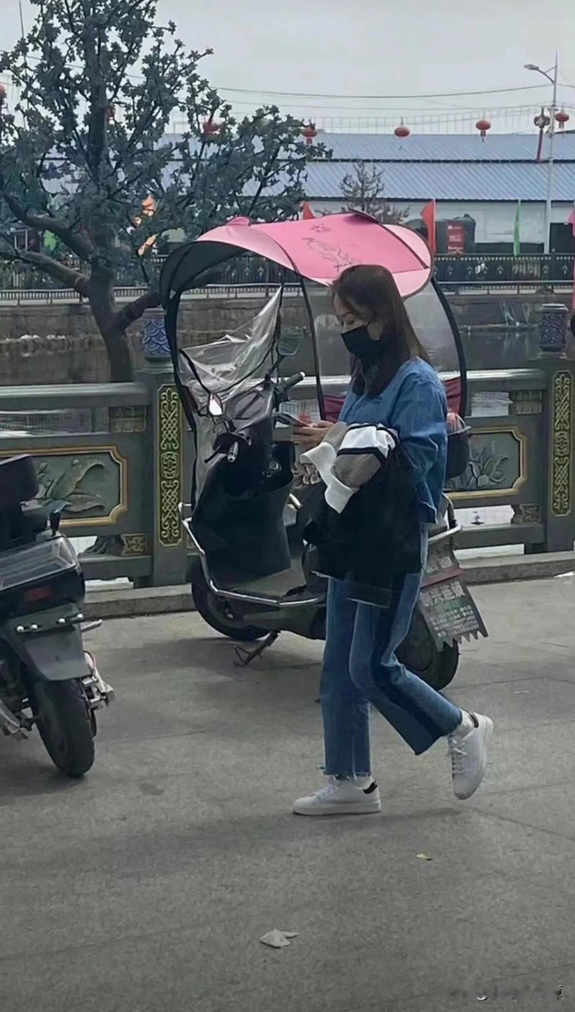 陈楚生与妻子低调回乡过年，照片中妻子云姐虽然戴着口罩，但从气质来看也非常出众。一