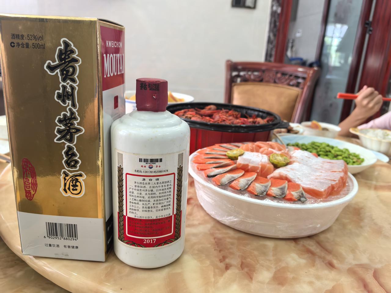 今天是父亲节，儿子买了我最爱吃的三文鱼刺身，还有盒马的十三香小龙虾，以此庆祝老父