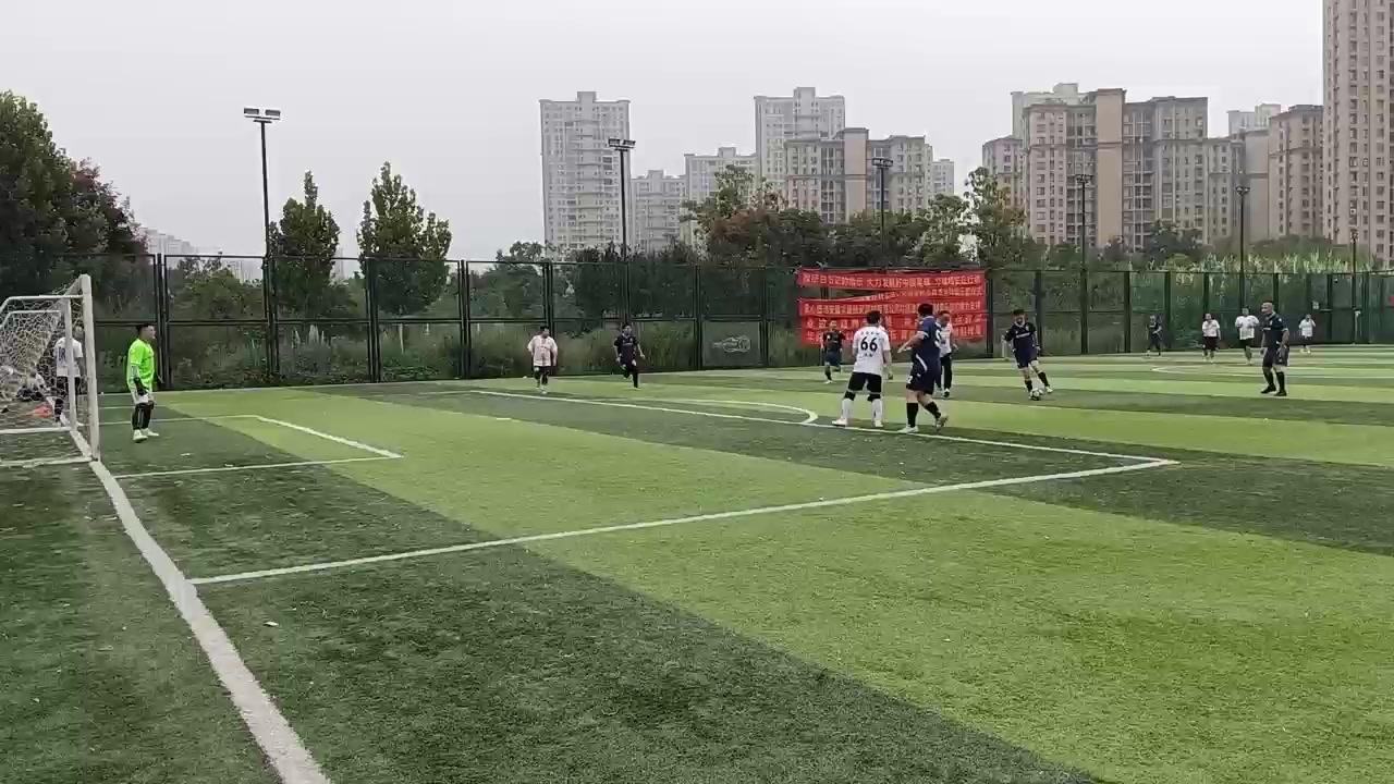队友做球抽射击中门框，这运气没谁了！⚽️
眼睁睁看着球擦着门框飞出去，队友表情都