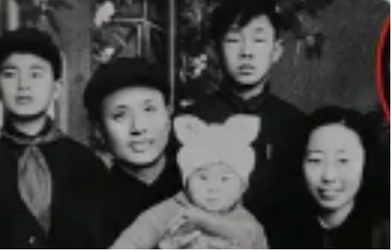 1966年，一对干部夫妻被带走，临走前他俩将保险箱的钥匙塞到了47岁保姆手中，强