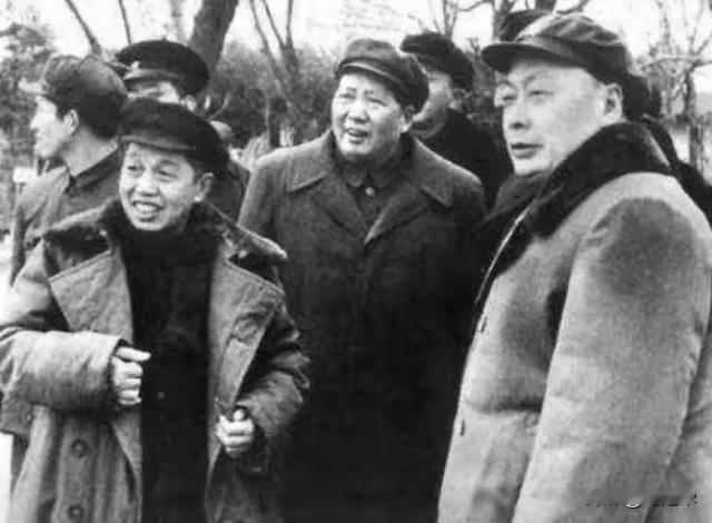 伟人留下来的和将帅的黑白照片，
旁边一位是大名鼎鼎的陈毅元帅，
另一边这位应该也