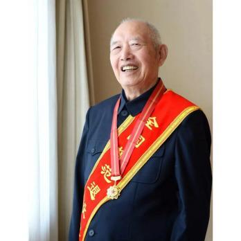 他在我们建党105周年时，获得了“七一勋章”，他就是王於昌。
        要