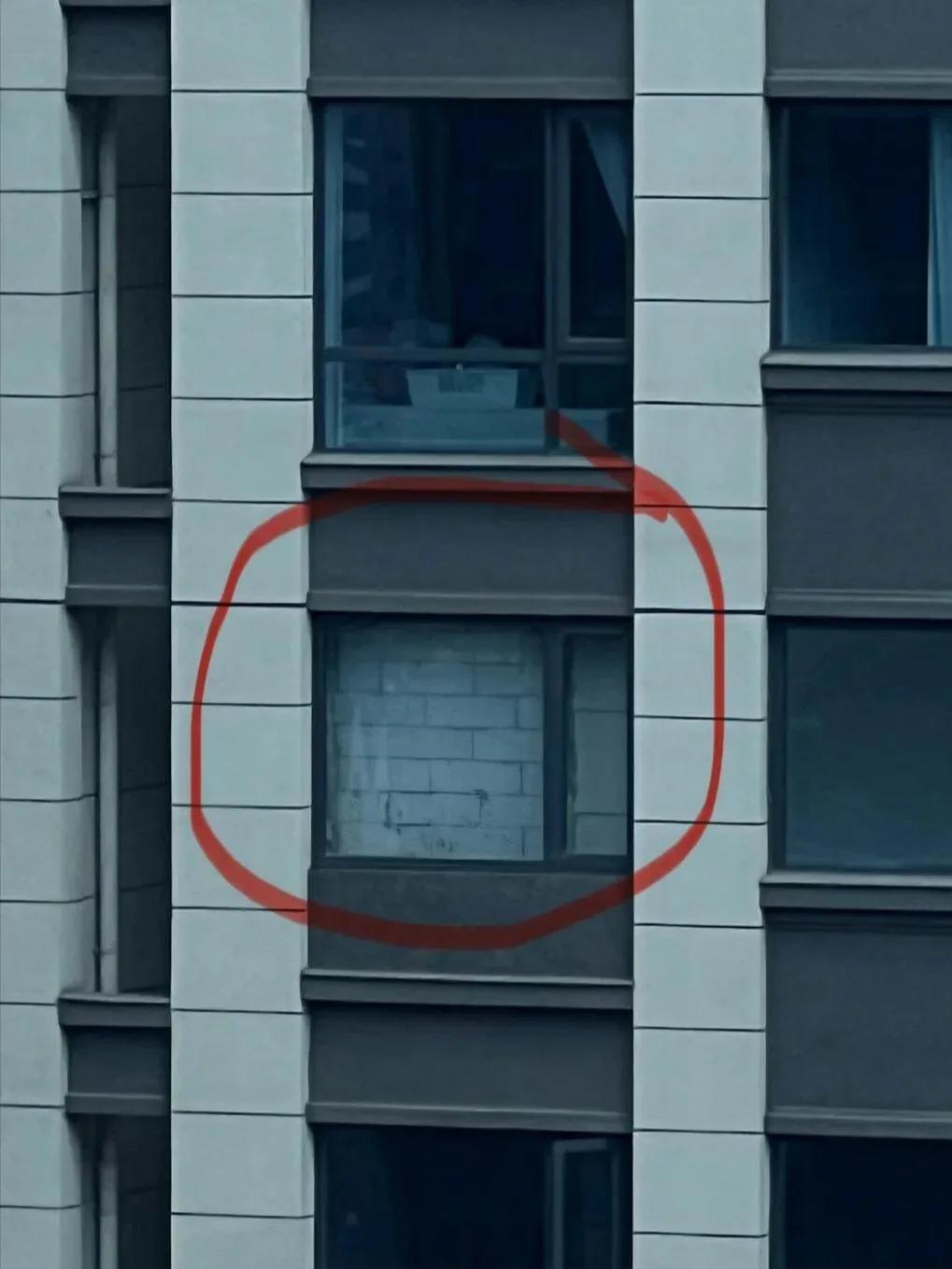 这房子是住的不能见光的人吗？
为什么要封起来，不懂就问，纯属好奇，看起来怪吓人