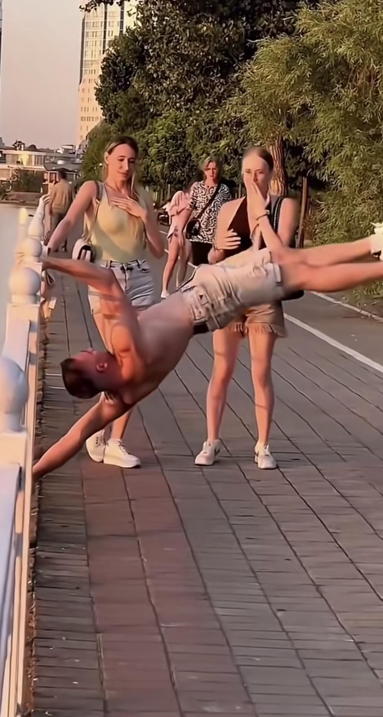 老外身大力不亏，各种动作竟然没有撼动看似轻巧单薄的石头护栏；
    另外有地方