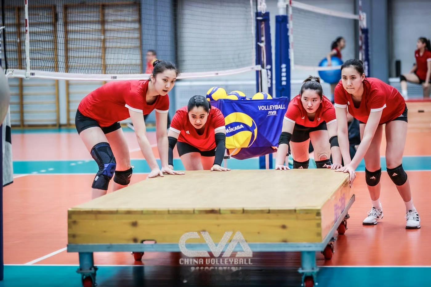 中国🇨🇳女排训练图片甲鱼哥的黄色小泳帽中国女排