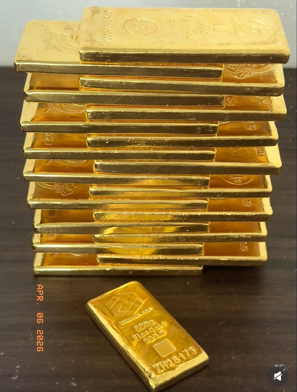 4月7日，国际金价画风突变。
高位暴跌、波动异常，越看越不对劲。

前一天还在1