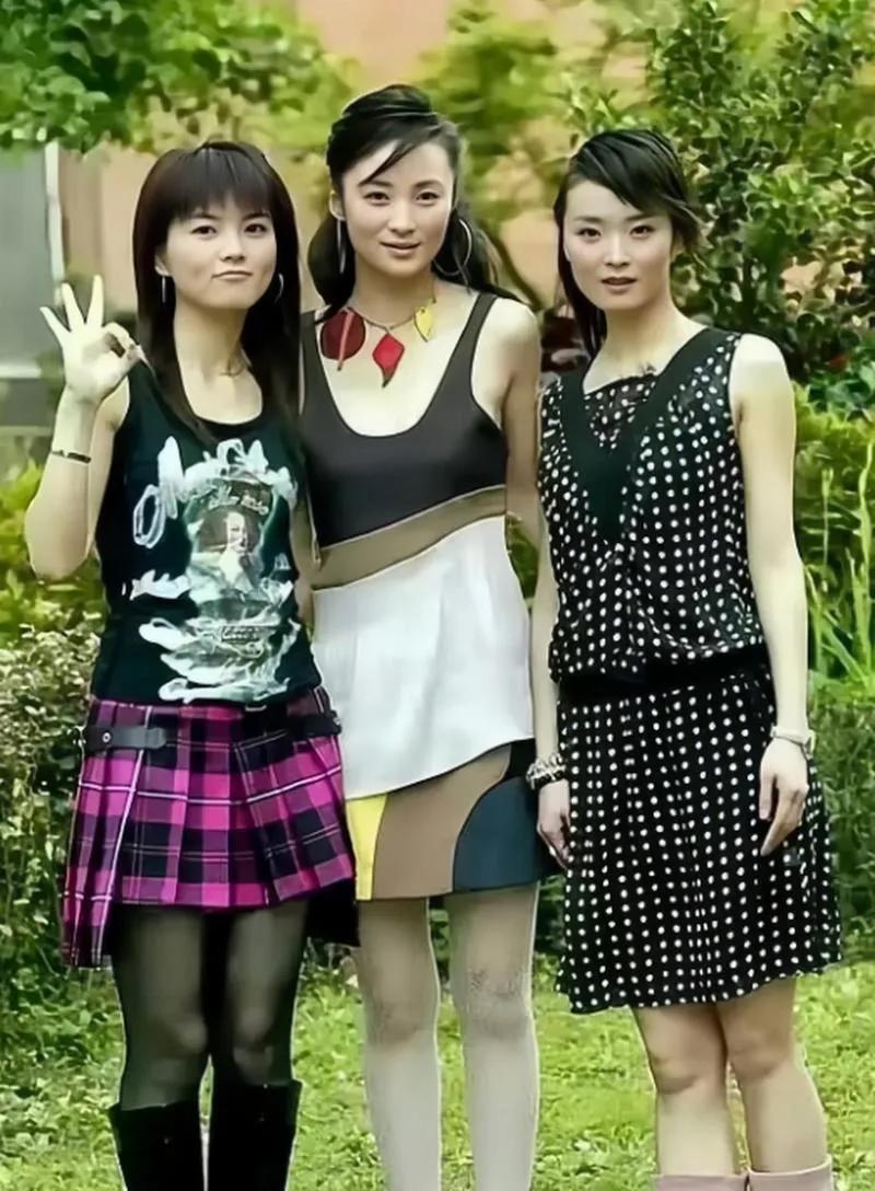 很久很久以前，没有美颜滤镜，也不修图，这几位女明星里，最美的居然是李湘。

黑白