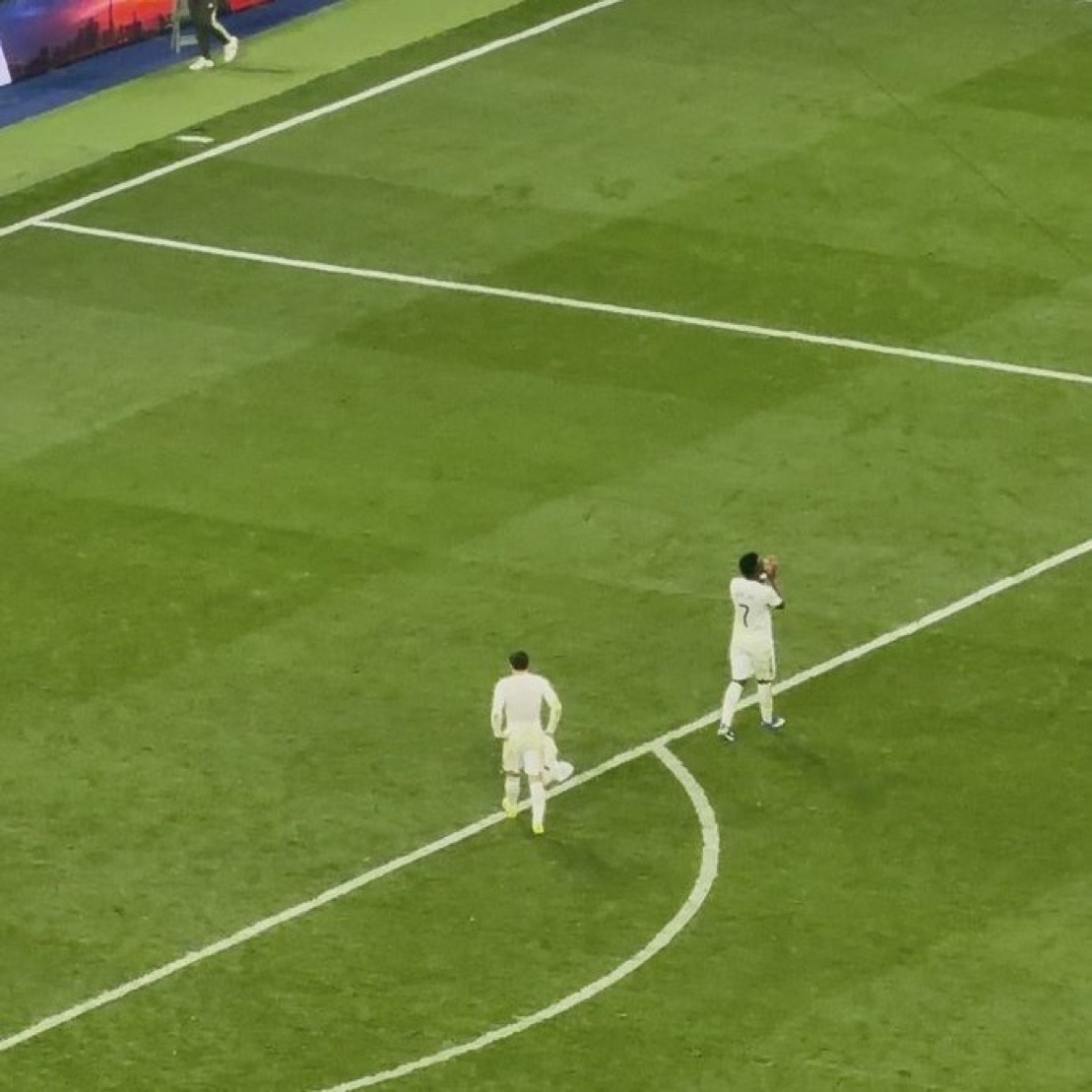 赛后Vini留了下来感谢伯纳乌球迷皇马