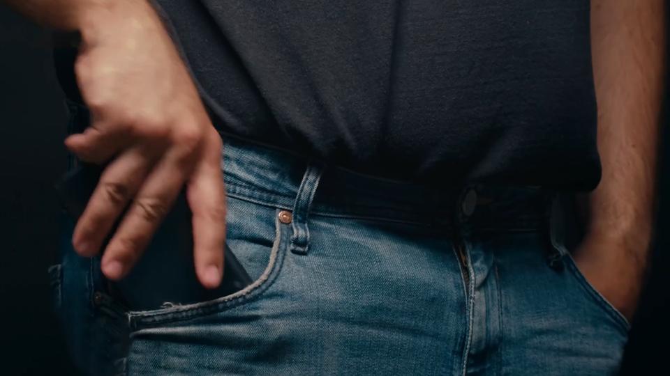 智能手机导致男人不孕症。

一些科学家认为是手机辐射导致的。

因为智能电话经常