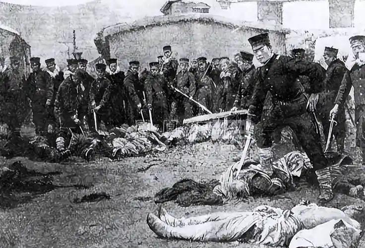 1894年，旅顺大屠杀后他成了山大王，专抢日军玩日本女人，玩腻后割掉舌头扔到日军