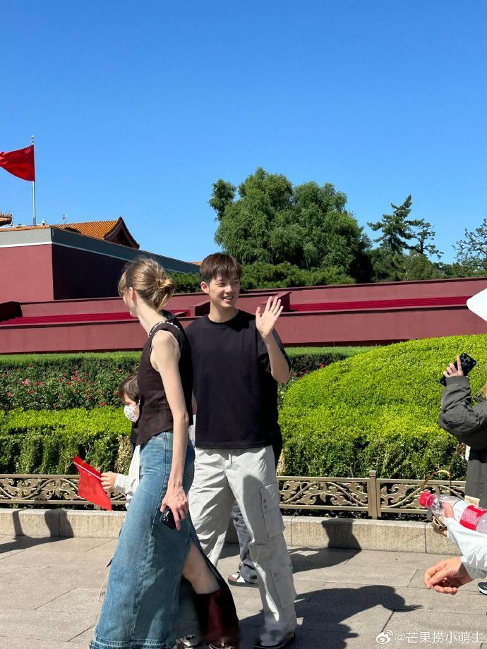 董力阿诺带儿子参观天安门董力阿诺带儿子参观天安门，瞩目显眼！ ​​​