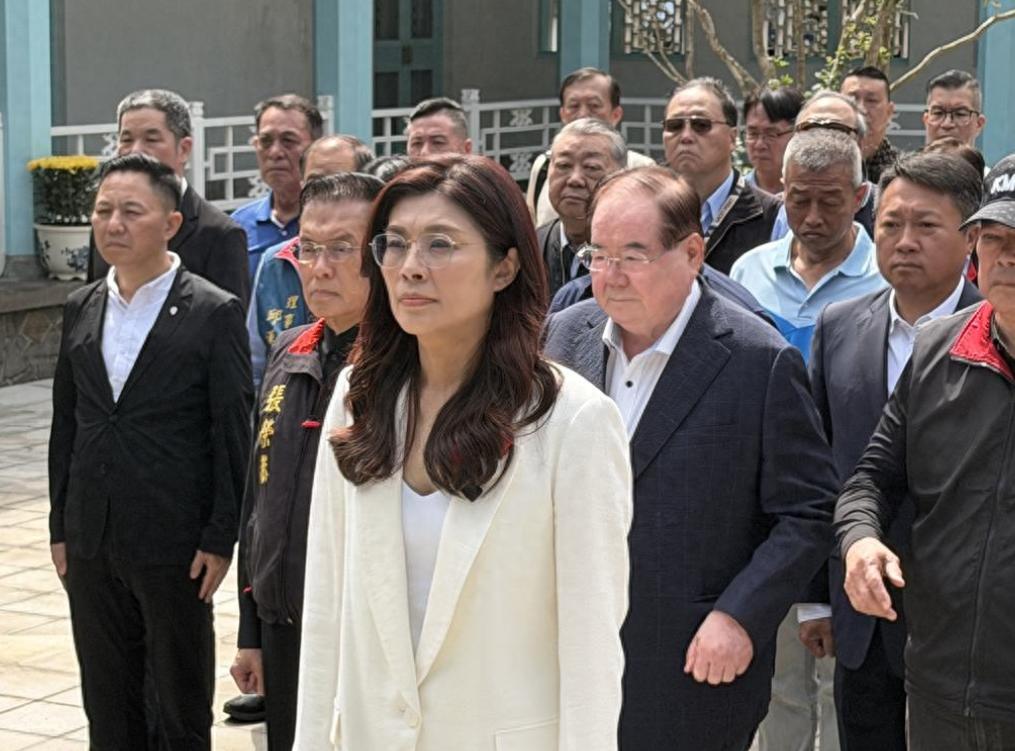 不愧为“议题天王”！郑丽文再设立“新战场”——进逼赖清德下架“台独党纲”。挟访陆