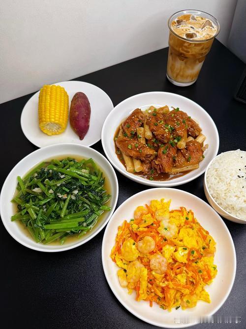 从前我一直秉持随性吃饭的想法，一日三餐不用刻意卡点，饿了再动碗筷就足够养生，万万
