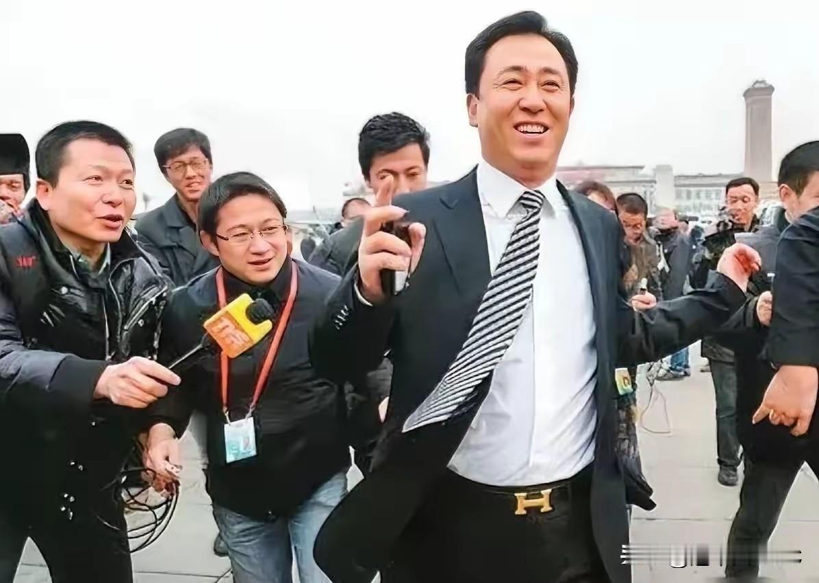 那张白发苍苍、眼神呆滞站在被告席的照片，如今成了许家印最后的定格。曾经那个喜欢被