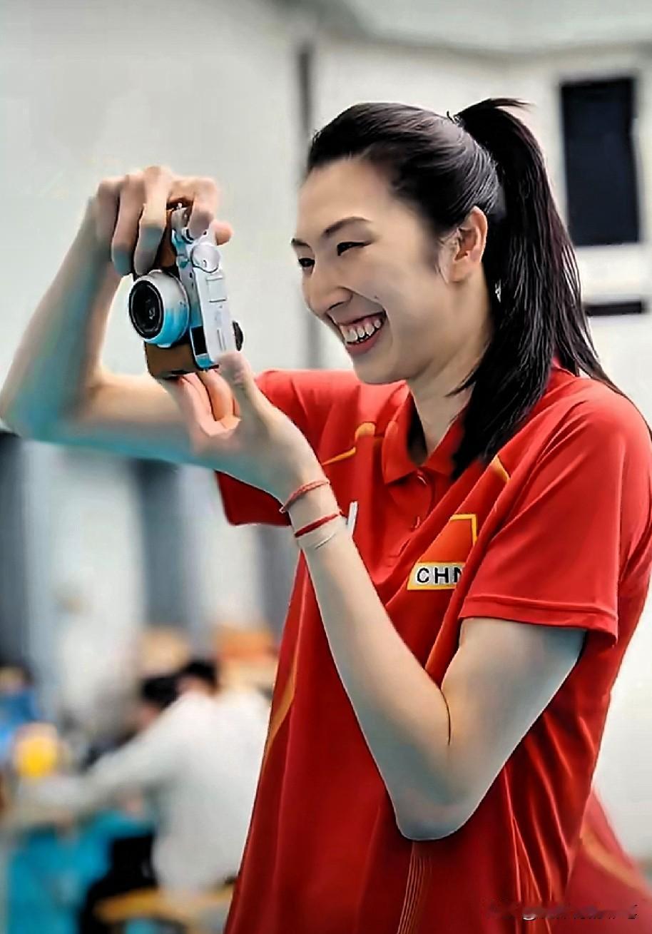 为什么新赛季球衣装备，中国女排队员评价很高呢？[what]
吴梦洁:面料滑，有质