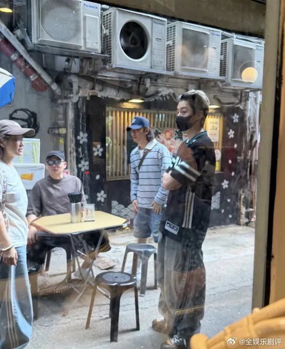 香港街头偶遇王鹤棣香港街头偶遇王鹤棣🈶，这是在小吃街吧！香港小吃街偶遇王鹤棣好