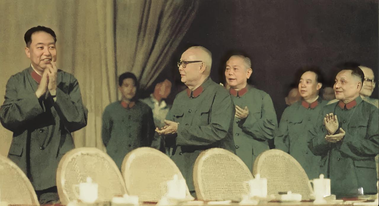 1977年7月31日，建军五十周年来临之际，华国锋和中央领导人欢聚一堂，庆祝这个