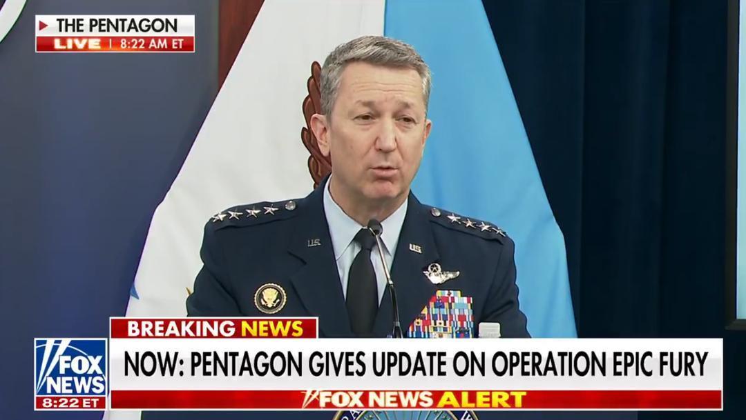 美军参联会主席丹·凯恩于2026年4月8日在美伊宣布停火后数小时内召开记者会，披