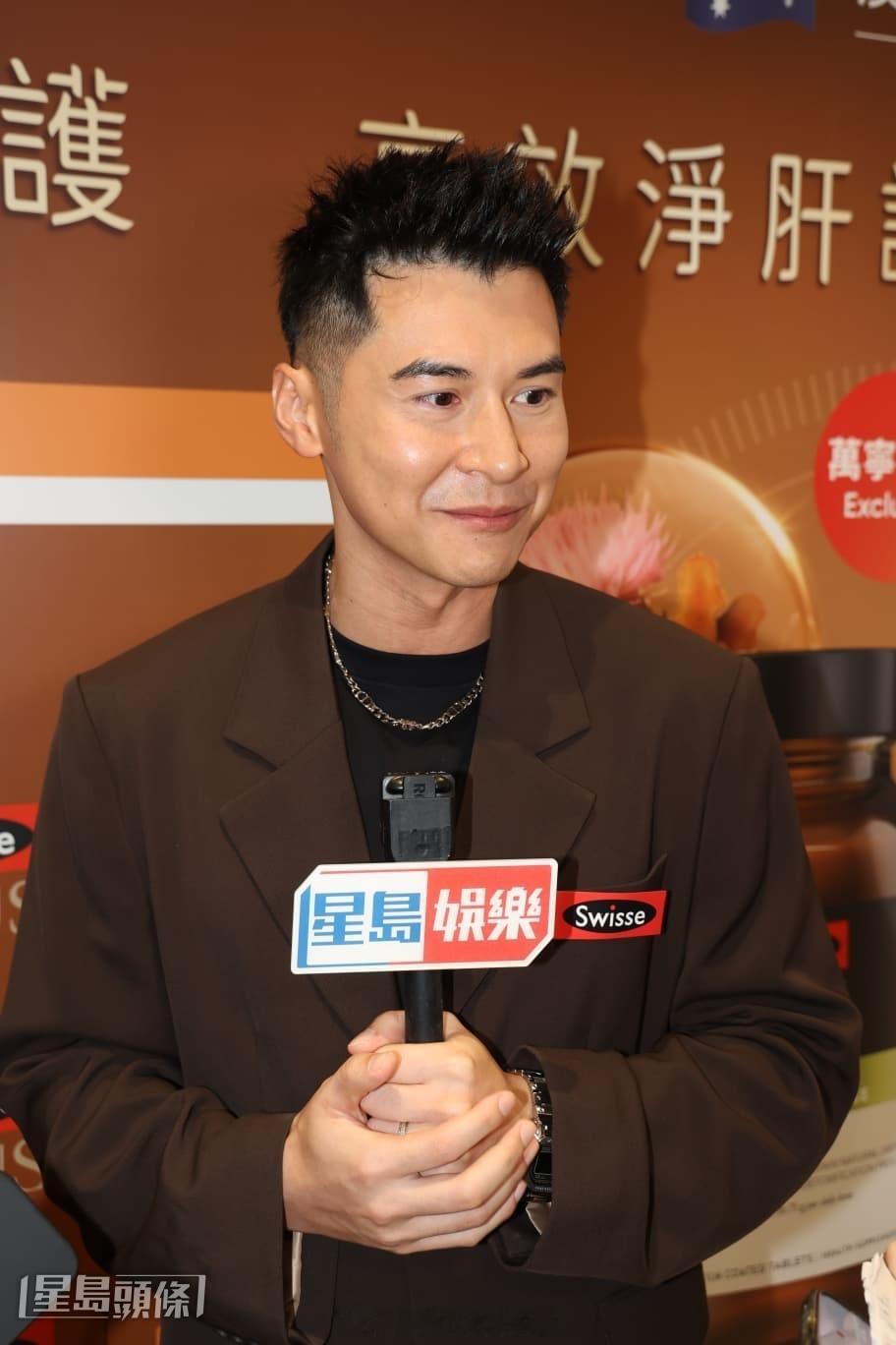 陈家乐曾患上肾结石重视养生，挑战自身弱项跟随连诗雅学习跳舞拉筋，自嘲女儿只爱听妈