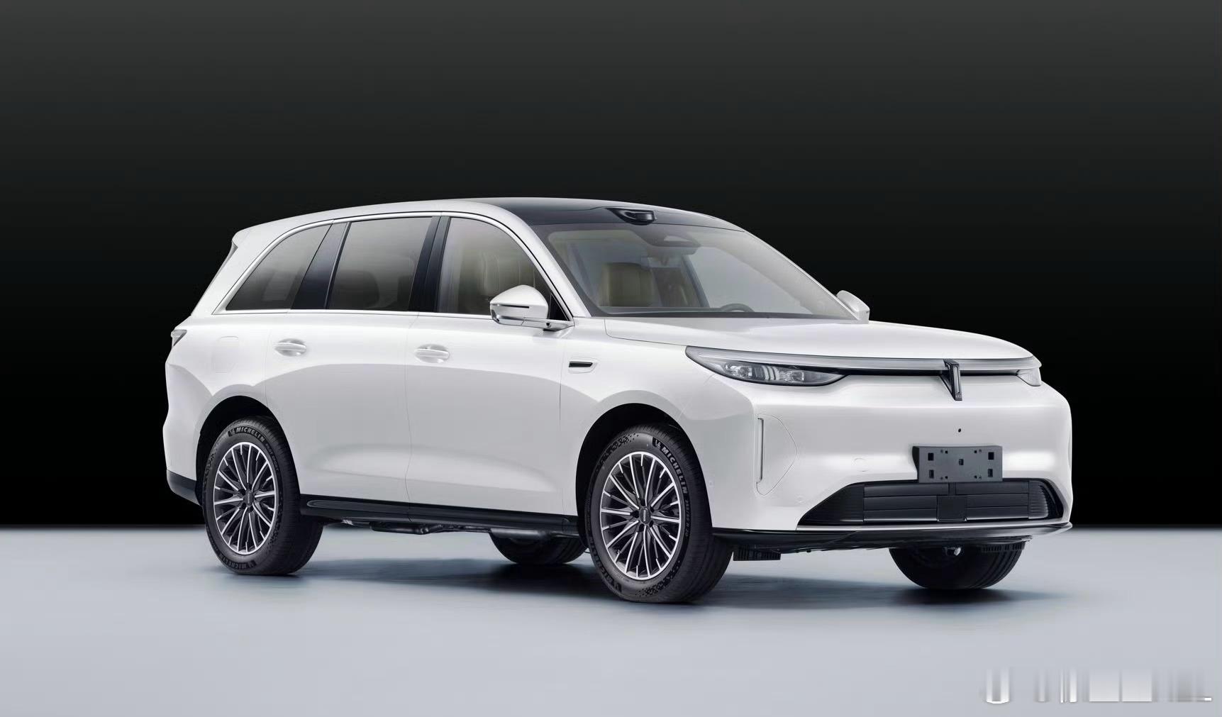 魏牌V8X。有1.5，有2.0。尺寸从5000到5125mm不等。全都是大五座。