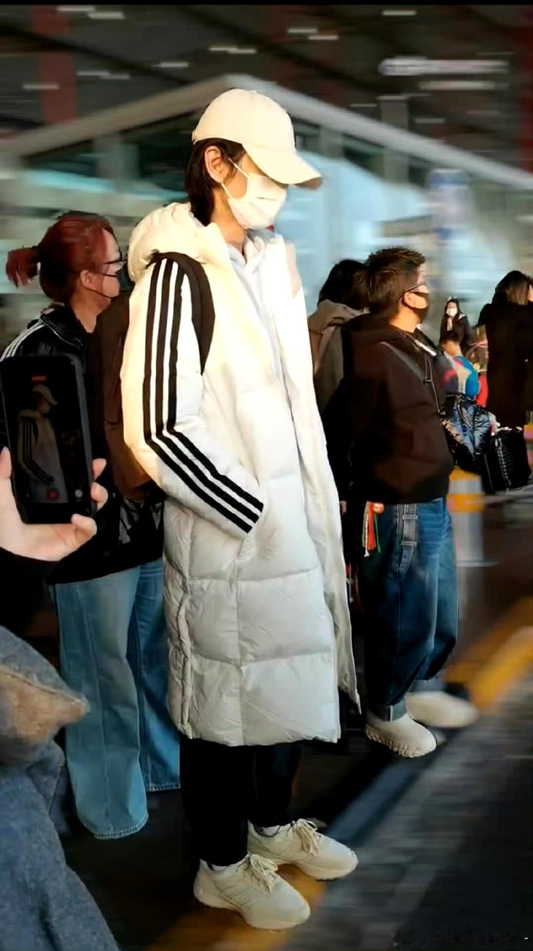 陈晓 最新路透，长发+鸭舌帽+白色上衣，感觉又帅出了新高度[送心]

如果不仔细