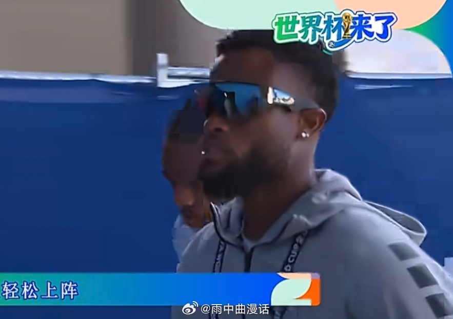 佛得角球衣球鞋摆得整整齐齐佛得角的球衣球鞋摆那么齐，我盯着看了半天，居然有点感动